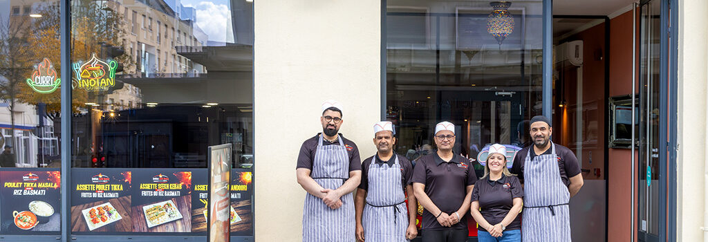 personnel de l'indian grill house devant l'indian grill house
