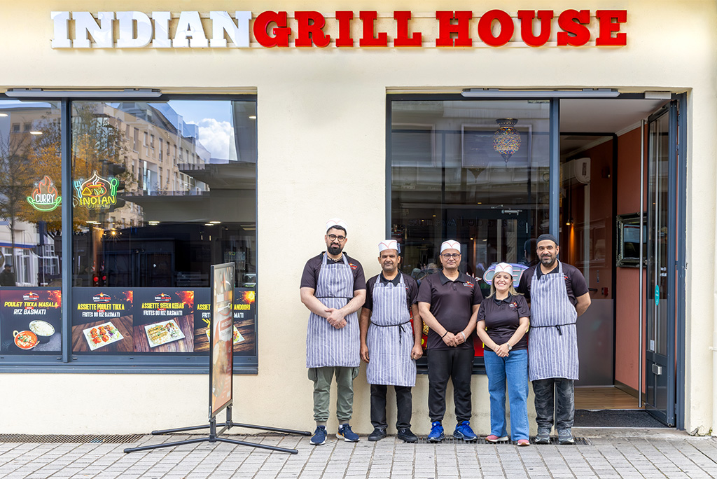 indian-grill-house personnel de l'indian grill house devant l'indian grill house