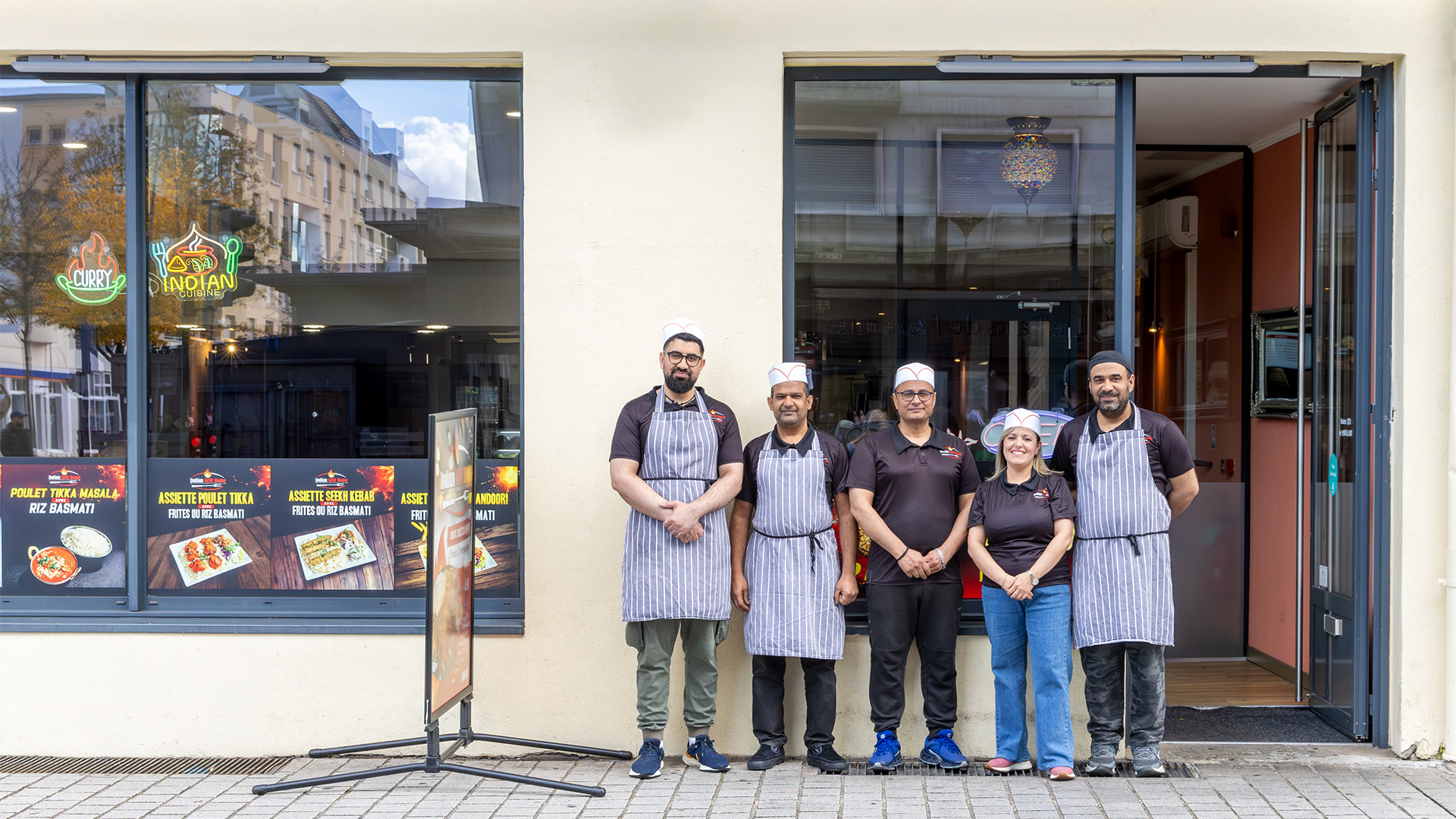 Personnel de l'indian grill house devant l'indian grill house